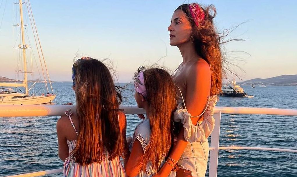 Σταματίνα Τσιμτσιλή: Η φώτο με τα τρία παιδιά της μετά το σχολείο