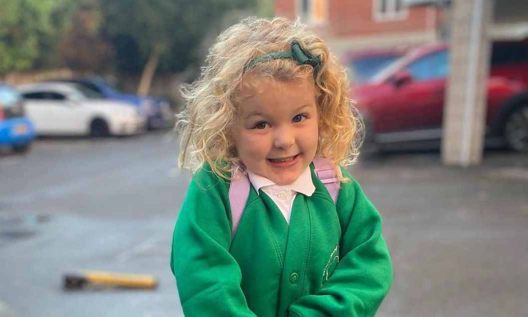 #FirstDayAtSchool: Γονείς φωτογραφίζουν τα παιδιά τους την πρώτη μέρα στο σχολείο