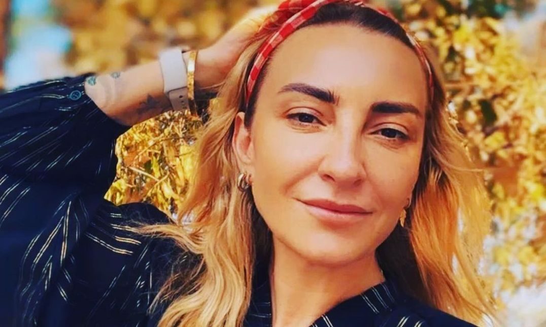Ρούλα Ρέβη: Αγκαλιές με την κόρη της στην παραλία