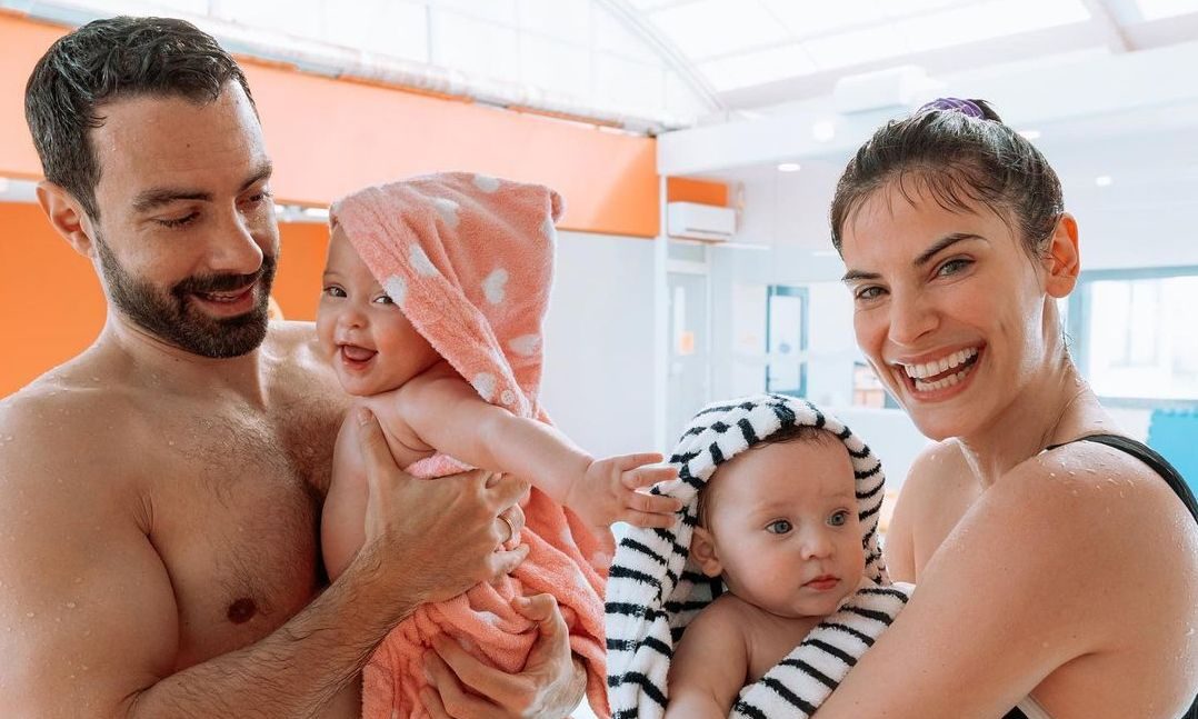 Baby swimming: Η γυμναστική που επιλέγουν οι διάσημοι για τα μωρά τους