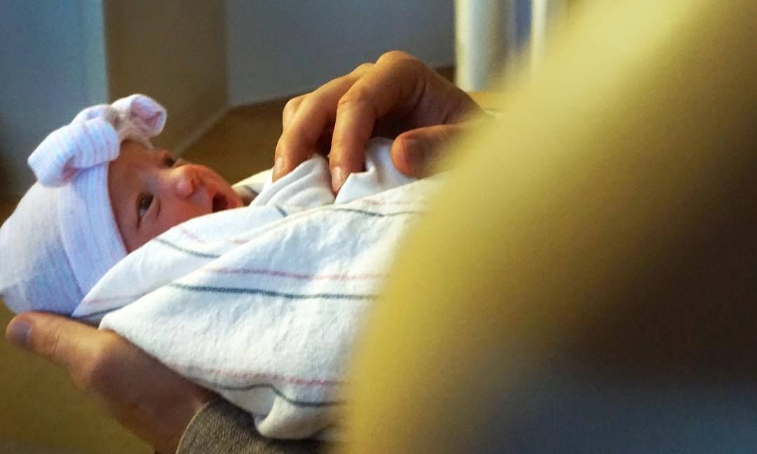 Γνωστός ηθοποιός μας συστήνει για πρώτη φορά τη νεογέννητη κόρη του