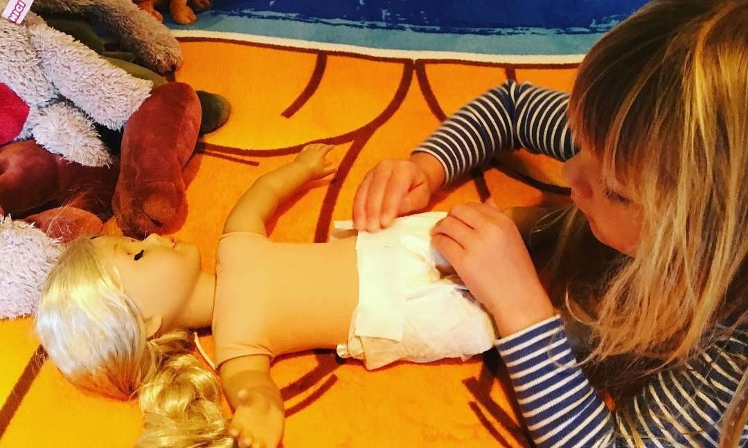 Λιώσαμε! Λίγο πριν γίνει για δεύτερη φορά μαμά η κόρη της μαθαίνει να αλλάζει πάνες