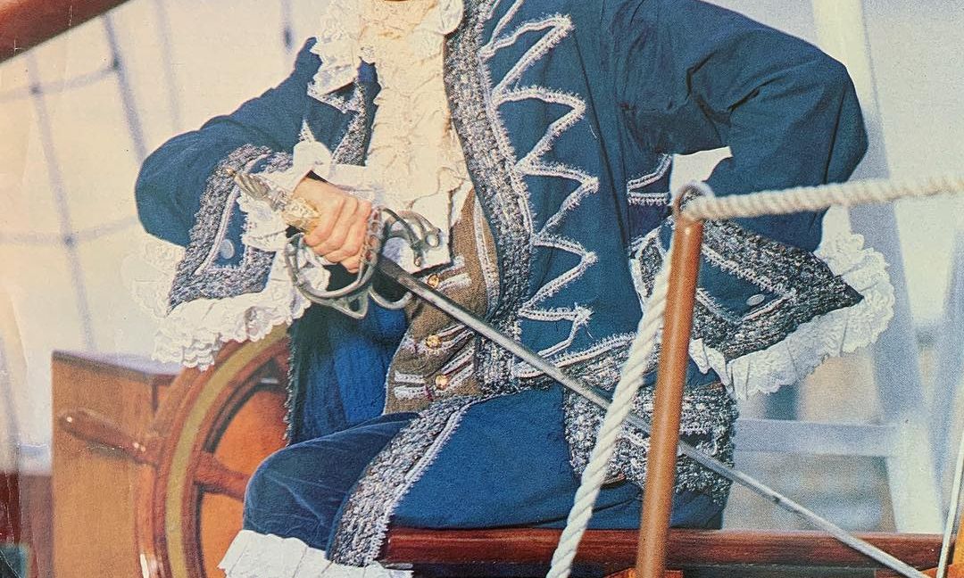 Φώτο του 1990: Δεν φαντάζεστε ποια Ελληνίδα τραγουδίστρια ντύθηκε υποπλοίαρχος Φλέτσερ (pics)