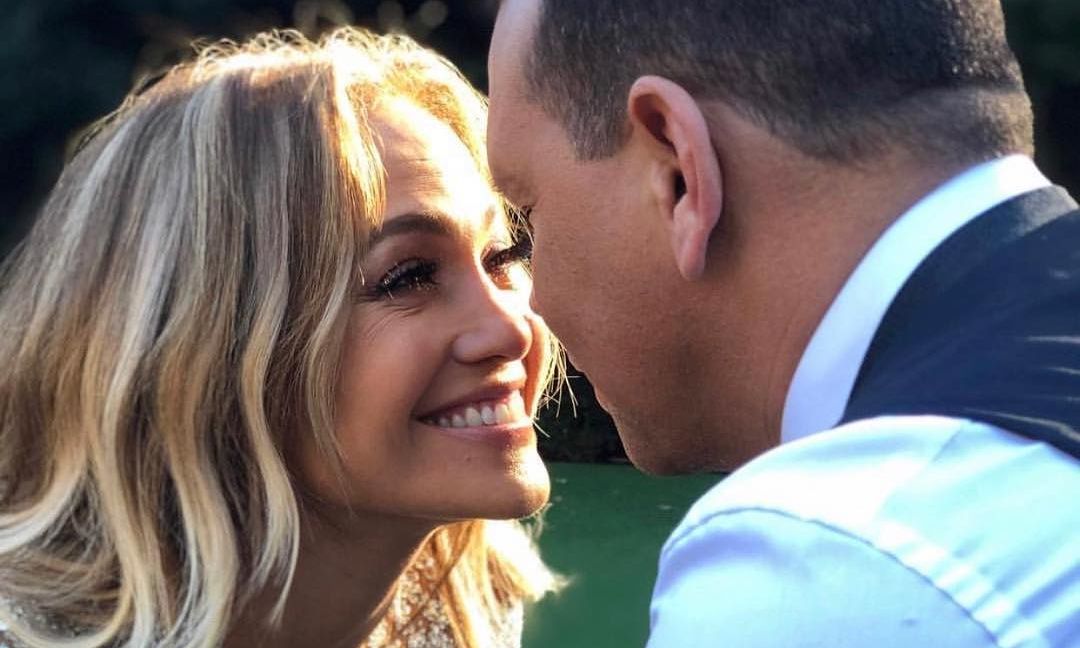 H Jennifer Lopez αρραβωνιάστηκε! Δες το εντυπωσιακό μονόπετρό της (pics)