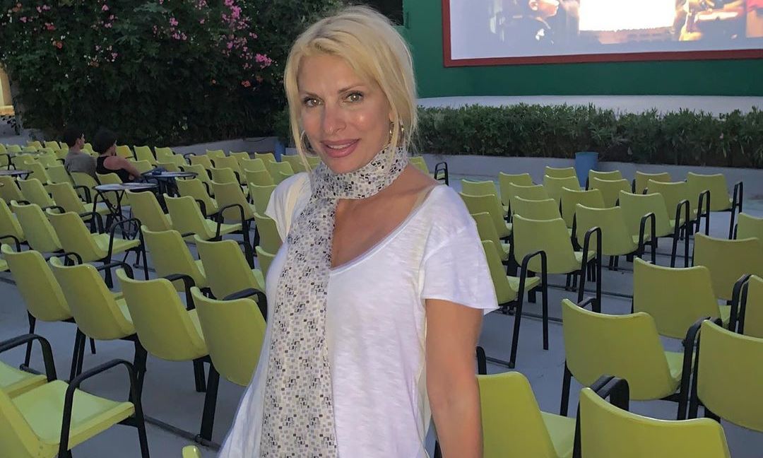 Ελένη Μενεγάκη: Στα Άχλα φορώντας το παιδικό καπέλο της Μαρίνας (pics)