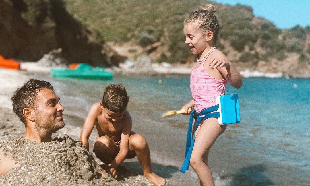 Στέλιος Χανταμπάκης: Πώς περνά με τα παιδιά του στη θάλασσα - Δείτε φώτο
