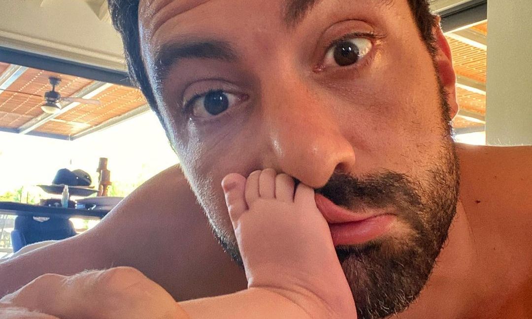 Σάκης Τανιμανίδης: Sunday mornings επί δύο - Το απίθανο βίντεο με τις δίδυμες