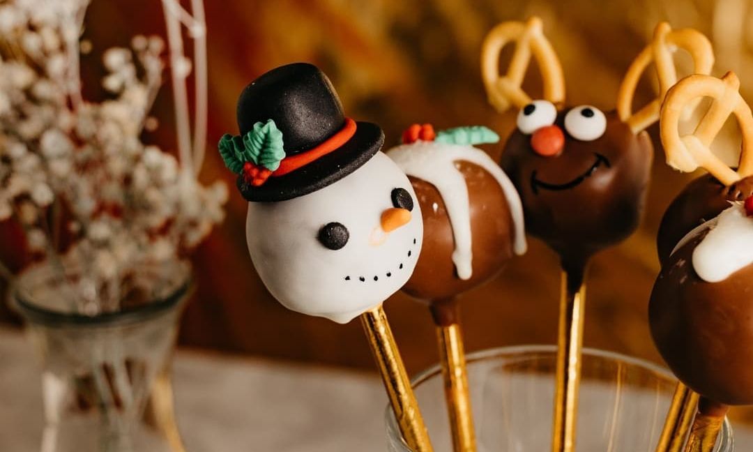 Χριστουγεννιάτικα cake pops: Η συνταγή του ενός λεπτού και ιδέες διακόσμησης