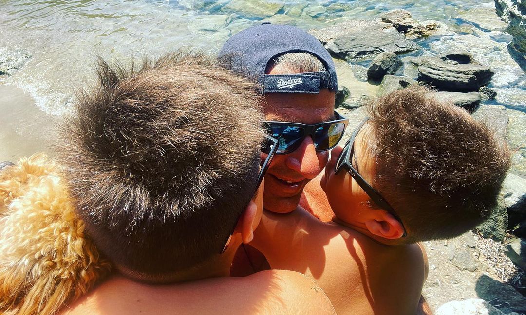 Γιάννης και Δημήτρης Λιάγκας σε νέες περιπέτειες:Οι φώτο από την Τήνο
