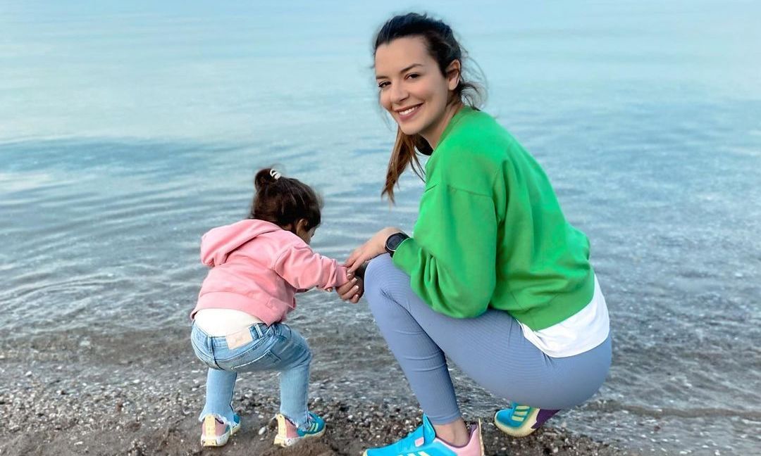 Νικολέττα Ράλλη: Η κόρη της κοιμάται στο σαλόνι σε σκηνή