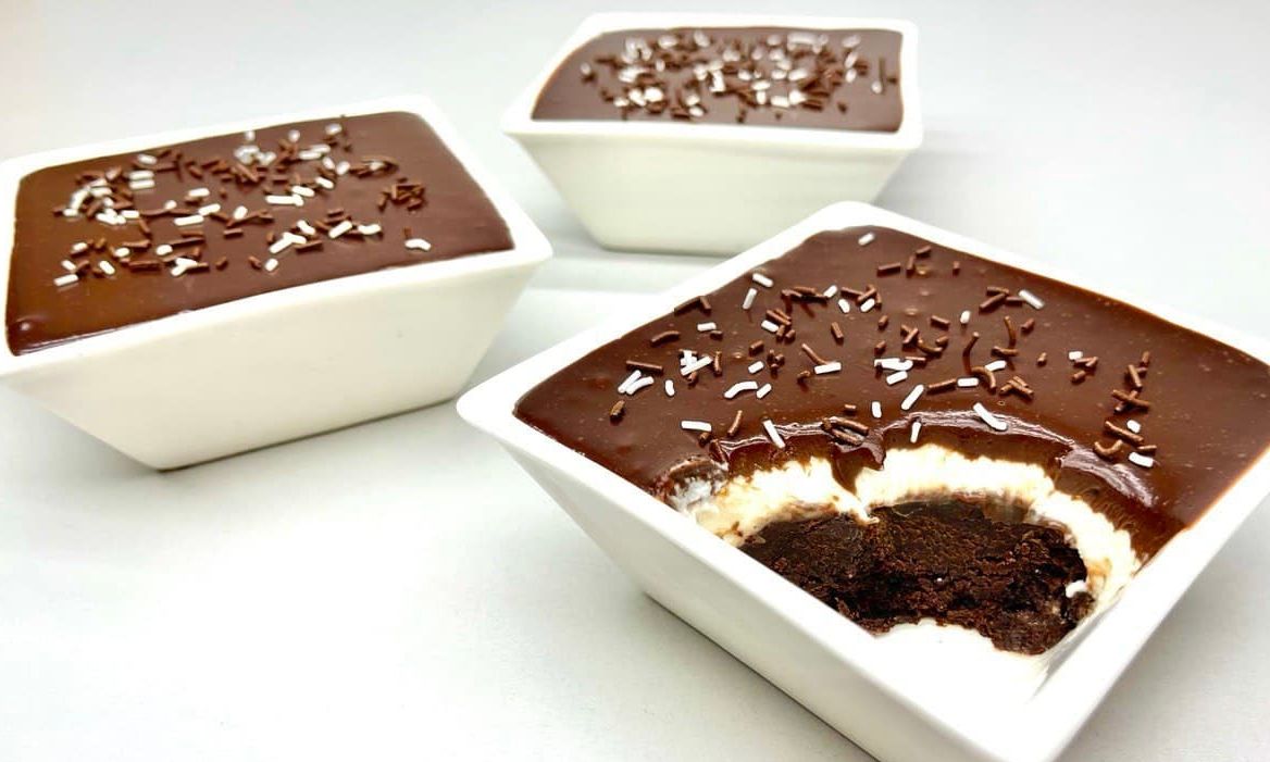 Brownies σοκολάτας με κρέμα χωρίς αυγά - Έτοιμα σε 6 λεπτά (vid)