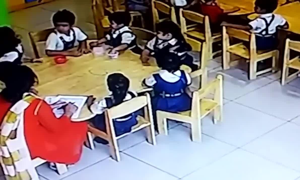 Ασύλληπτο! Δείτε τι έκανε αυτή η δασκάλα στους μικρούς μαθητές της για να μην μιλάνε (vid)