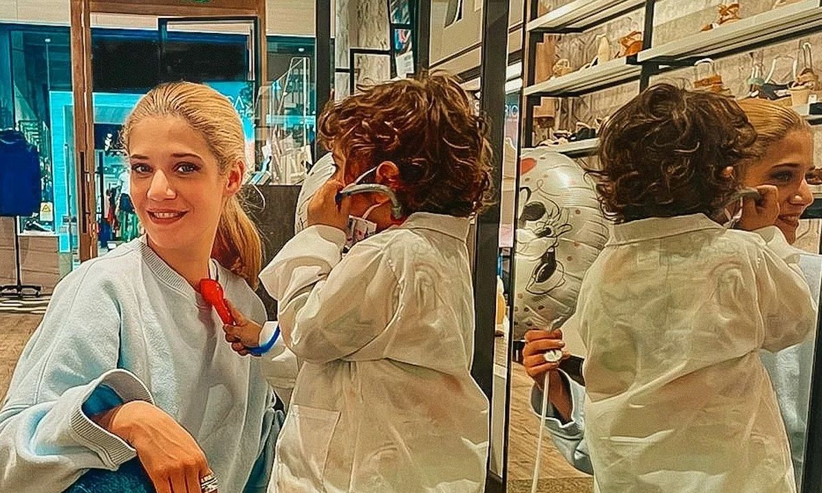 Τζένη Θεωνά: Ο γιος της ποζάρει μπροστά στο εντυπωσιακό χριστουγεννιάτικο δέντρο