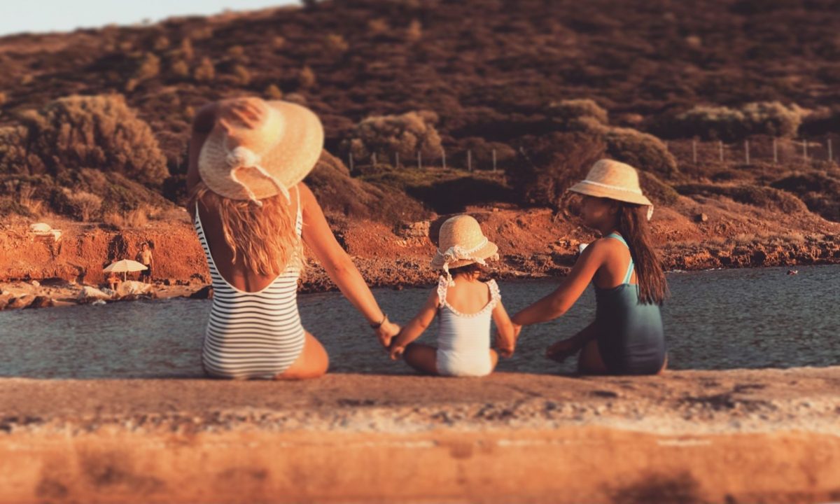 Despoina’s little stories: «Τα ψάθινα καπέλα…»