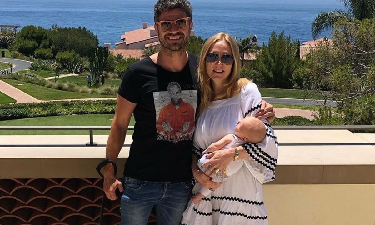 Χρήστος Βασιλόπουλος: Η απόλυτη χριστουγεννιάτικη φώτο με τη σύζυγο και τον γιο του!