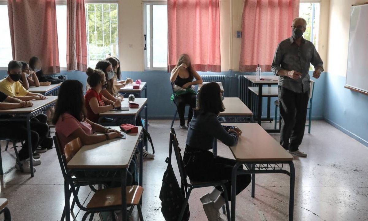 Σχολεία - Σαρηγιάννης: Να μείνουν κλειστά Γυμνάσια και Α' - Β' Λυκείου