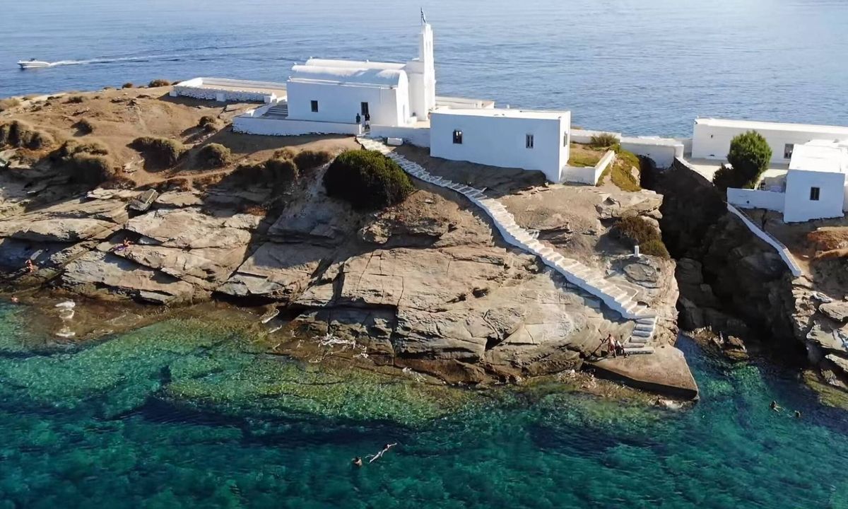 Μία πτήση στον όρμο του Φάρου της Σίφνου με θέα την Χρυσοπηγή (video)