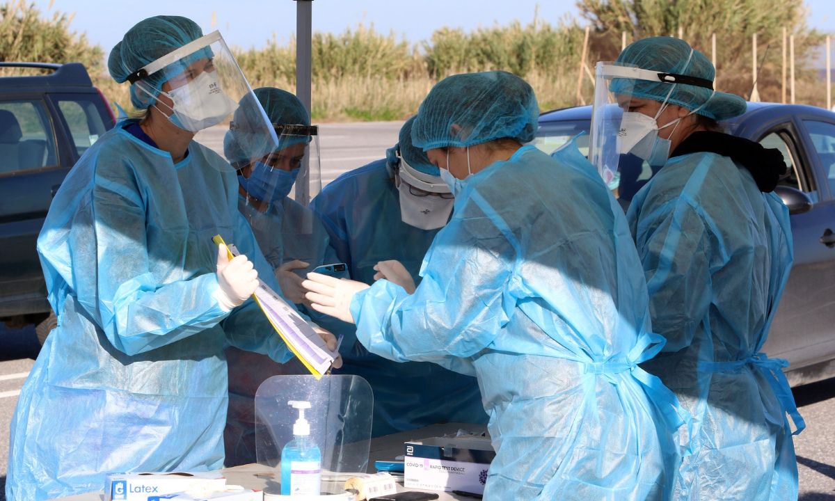 Κρούσματα σήμερα: Ποια πτώση; Πάνω από 2.000 και σήμερα οι νέες μολύνσεις