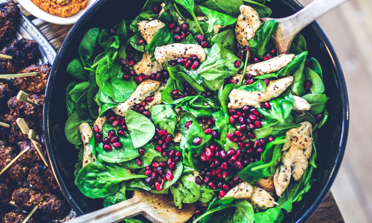 Τo dressing που απογειώνει τις σαλάτες σου και είναι έτοιμο σε μόλις ένα λεπτό (video)
