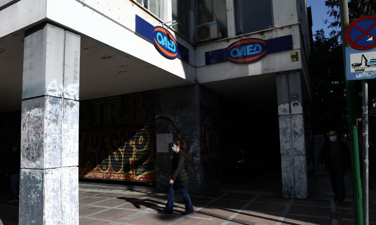 ΟΑΕΔ: Ξεκινά τη Δευτέρα (12/4) η προπληρωμή επιδομάτων και δώρου Πάσχα