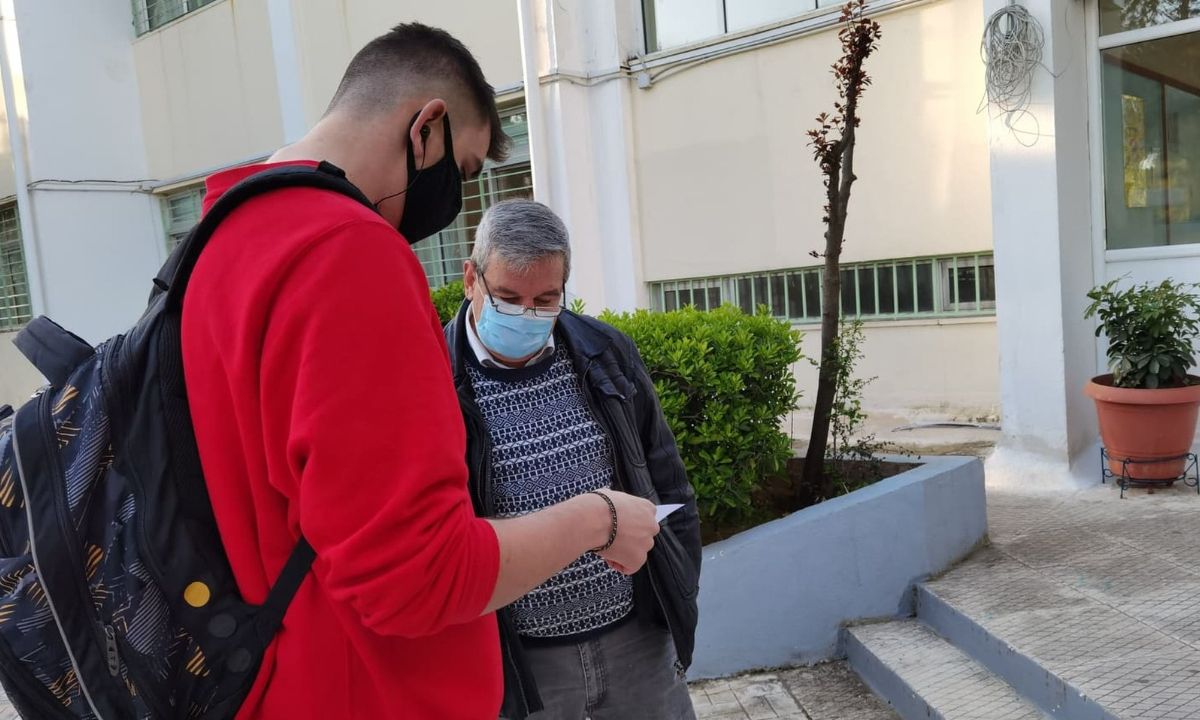 Λύκεια - Ρεπορτάζ Newsbomb.gr: Επέστρεψαν οι μαθητές στις τάξεις - Ο οδηγός για τα self test