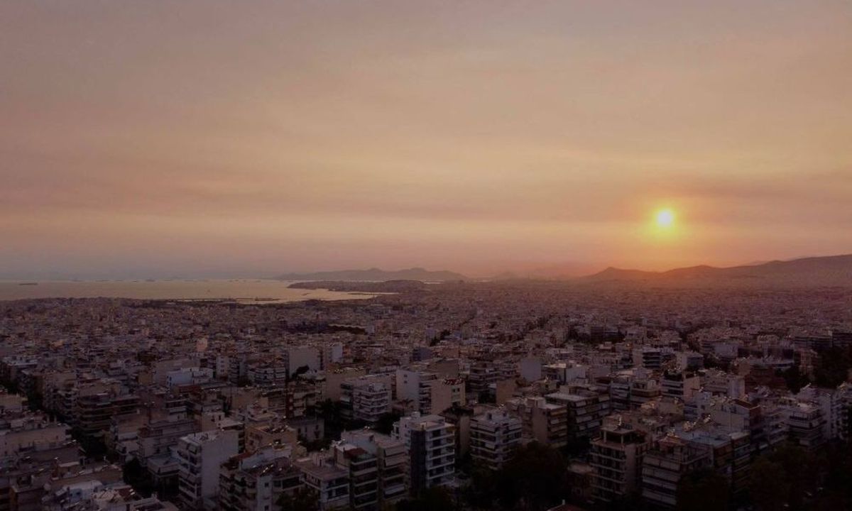 Αποπνικτική η ατμόσφαιρα από τις φωτιές στην Αττική - «Κυκλοφορείτε με μάσκες» λένε οι ειδικοί