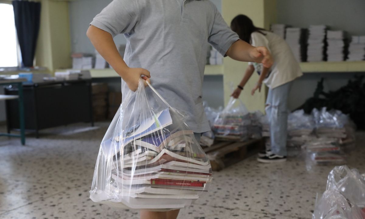 Ηράκλειο: Χειροπέδες σε γονείς που πήγαν παιδί χωρίς self test σε σχολείο – Απείλησαν τη διευθύντρια