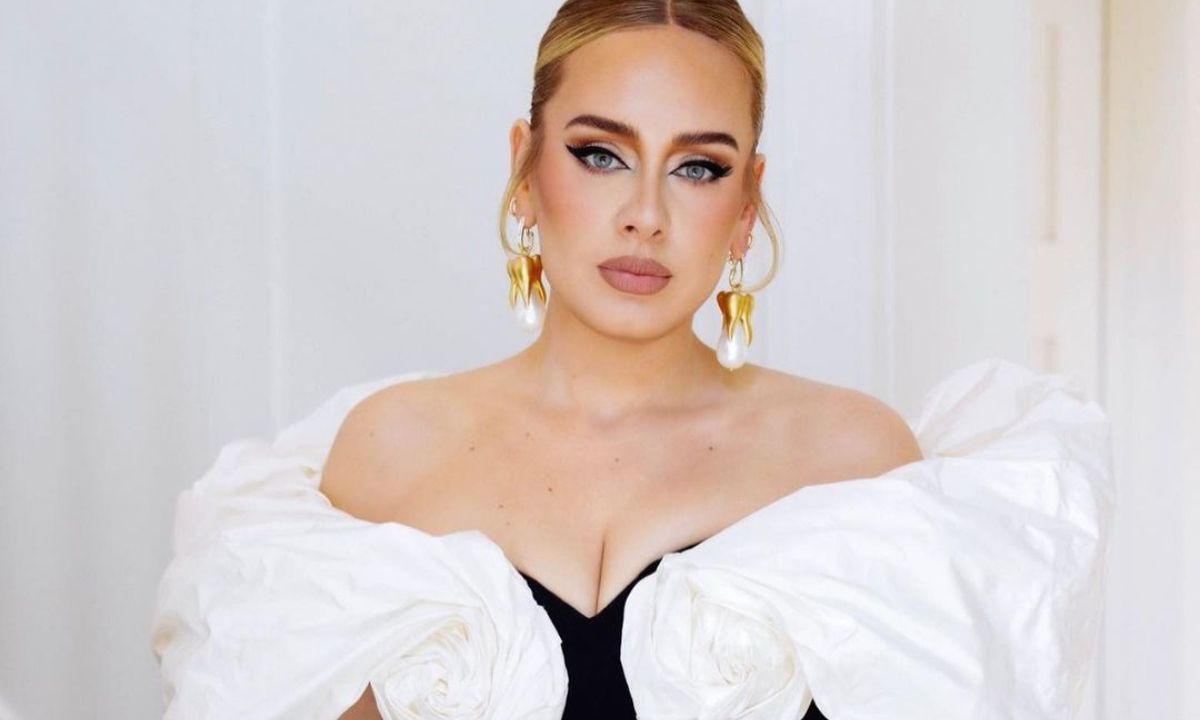 Η Adele ποζάρει σαν άγγελος με φόρεμα Schiaparelli και τον σύντροφό της (photos)