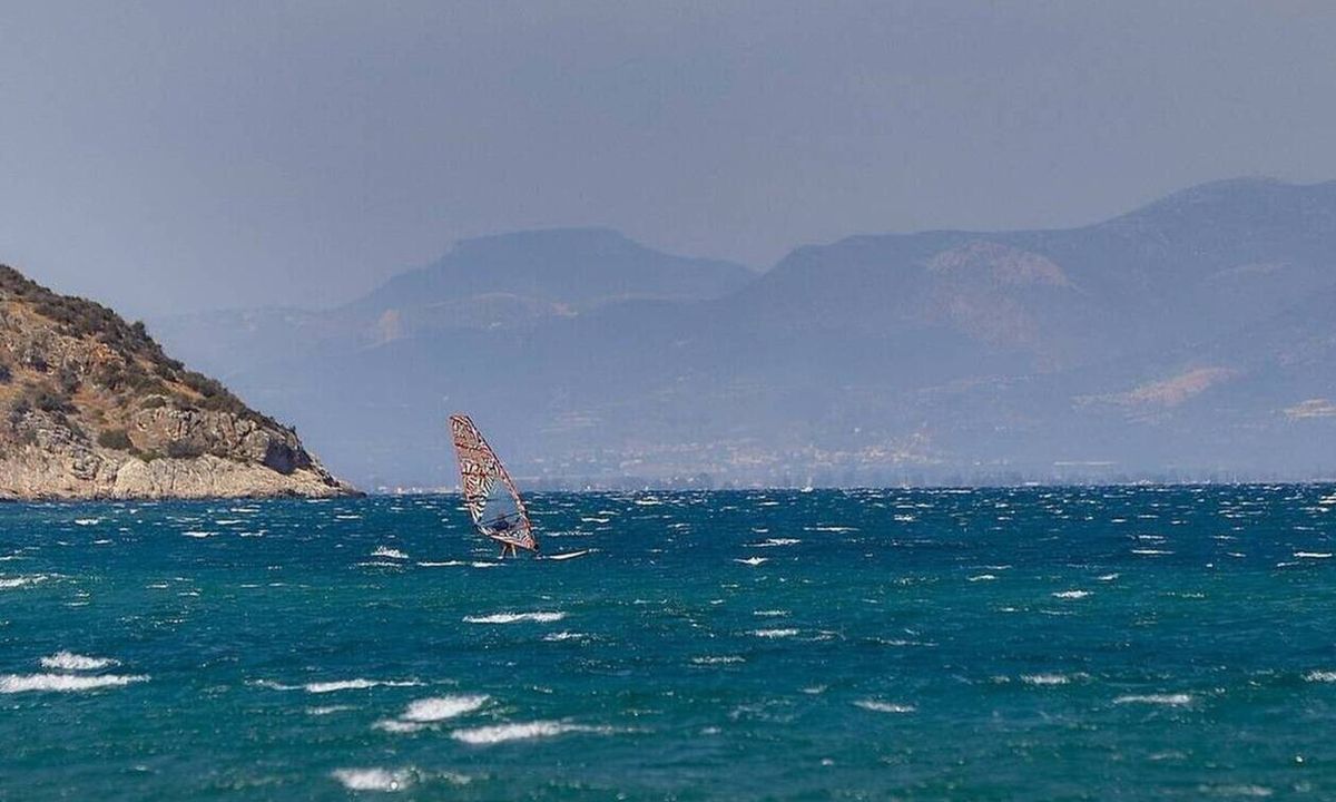 Καιρός: Παραμένουν και σήμερα οι υψηλές θερμοκρασίες - Πού θα βρέξει