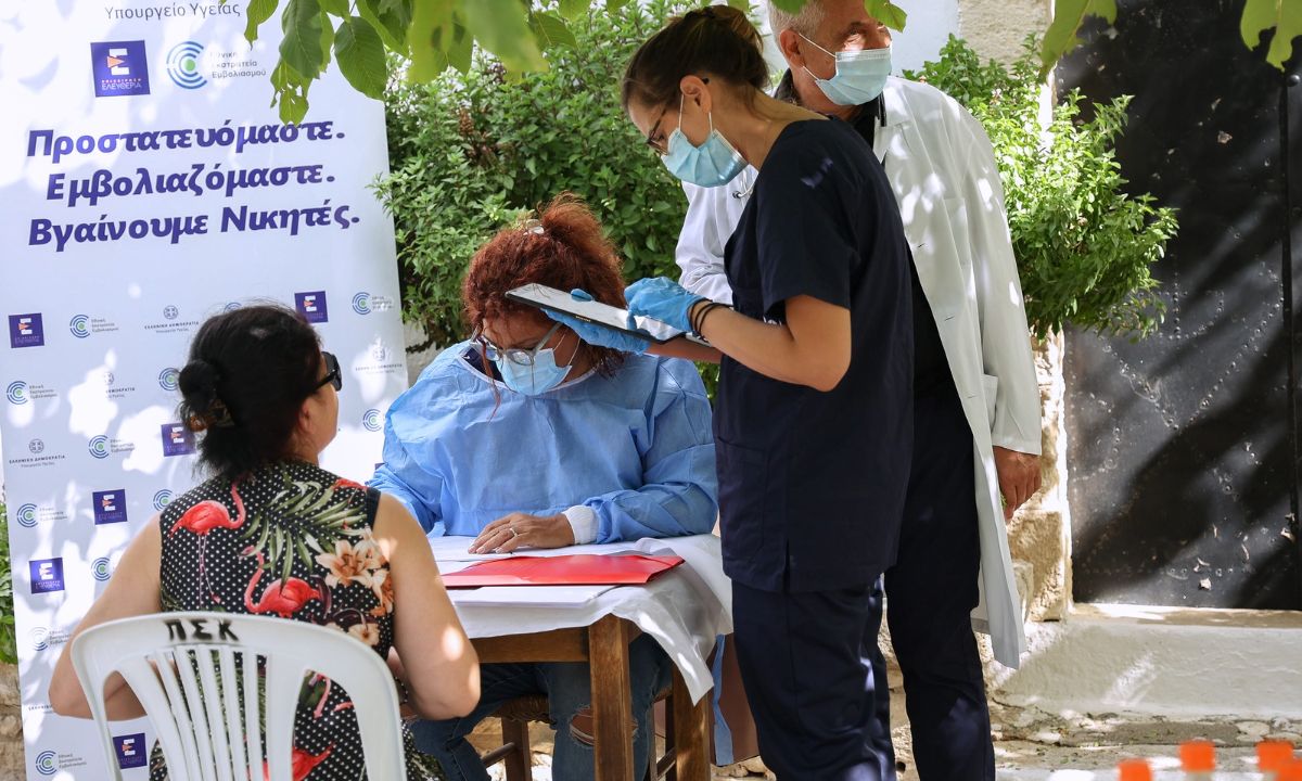Τρίτη δόση εμβολίου: Τι θα γίνει με αυτούς που έκαναν AstraZeneca και Johnson & Johnson