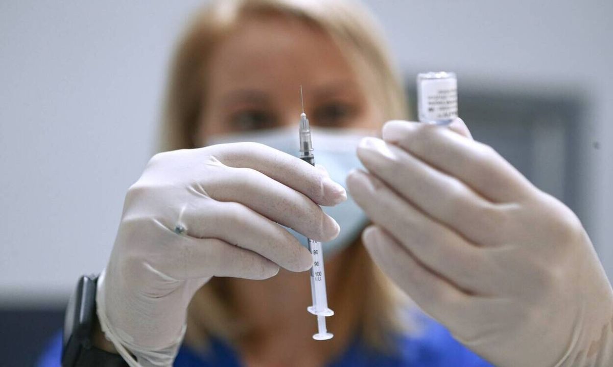 Εξαδάκτυλος: «Δεν αποκλείεται η τρίτη δόση να χορηγηθεί σε όλους»
