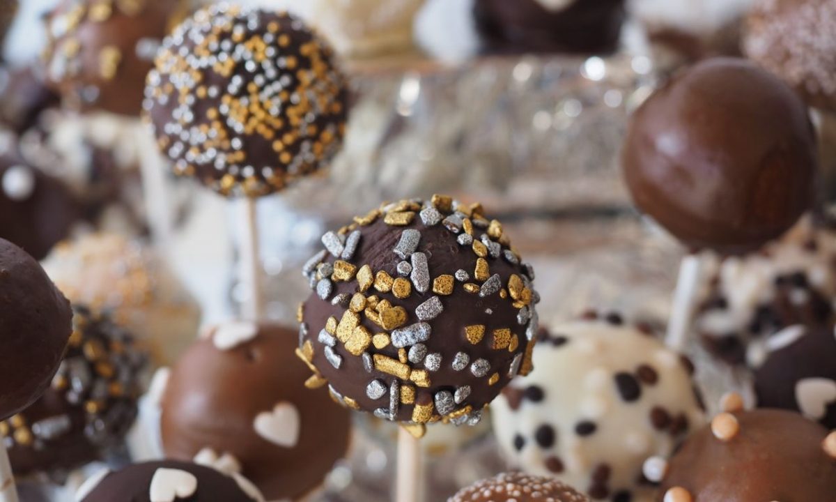 Συνταγές για παιδιά: Φτιάξτε cake pops σε ένα λεπτό (βίντεο)
