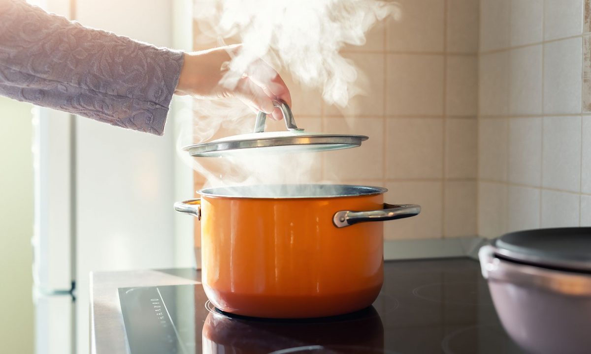 Tips για μαμάδες: Τέσσερα κόλπα για να βράσει το νερό πιο γρήγορα