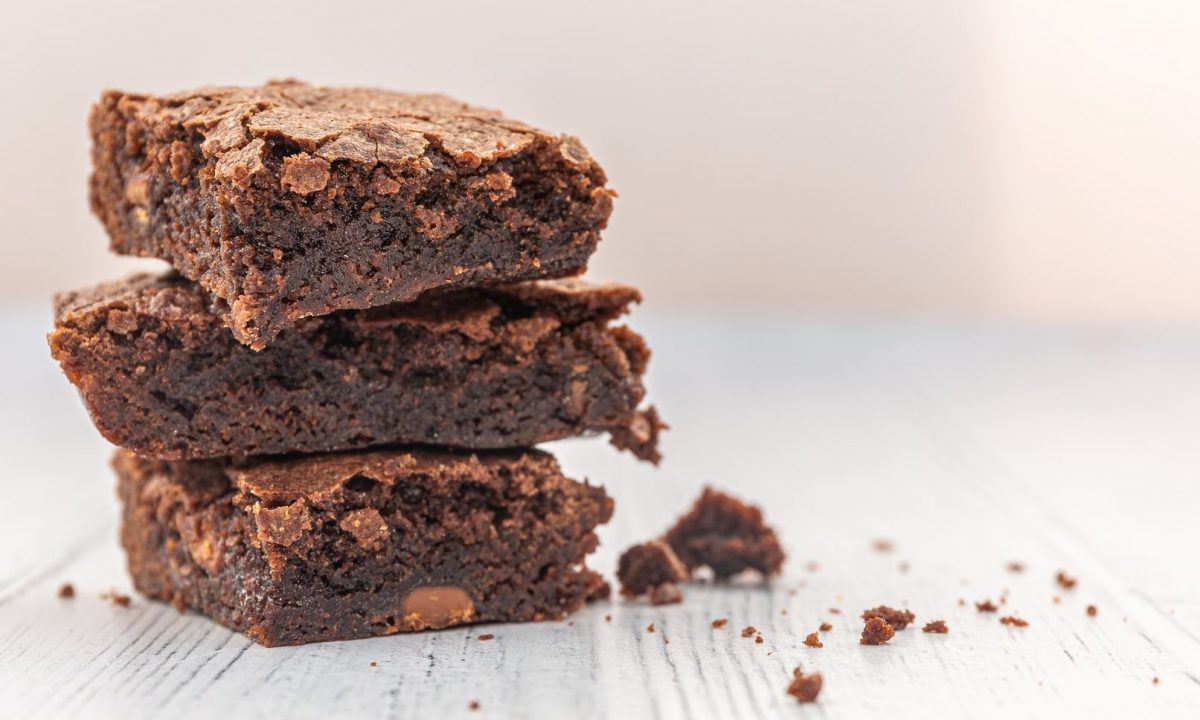 Συνταγές για παιδιά: Σπιτικά brownies με τρία μόνο υλικά