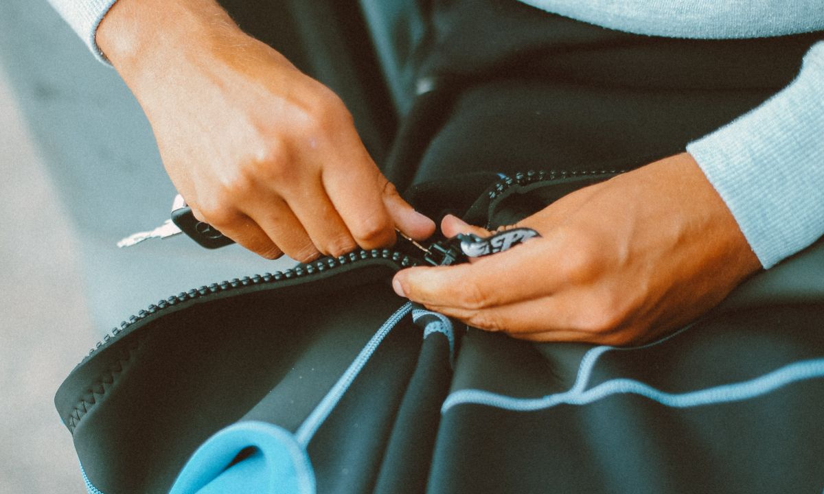 Κόλλησε το φερμουάρ; Έτσι θα σώσεις το ρούχο και την αμηχανία σου
