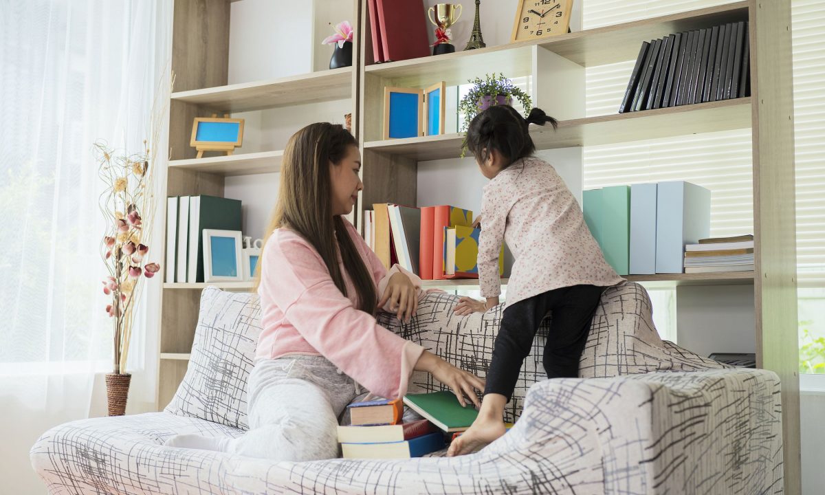 Tips για μαμάδες: Πώς να ξεκολλήσετε τα αυτοκόλλητα από τους τοίχους