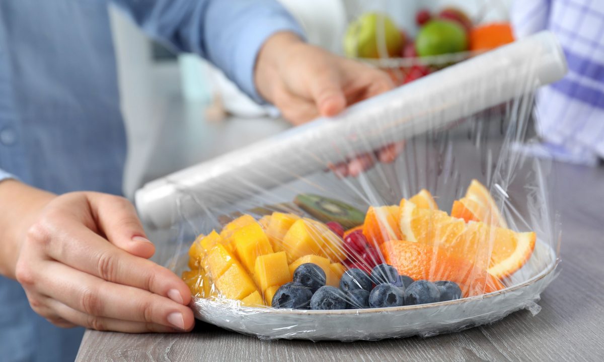 Tips για μαμάδες: Οι χρήσεις της πλαστικής μεμβράνης που θα σας λύσουν τα χέρια