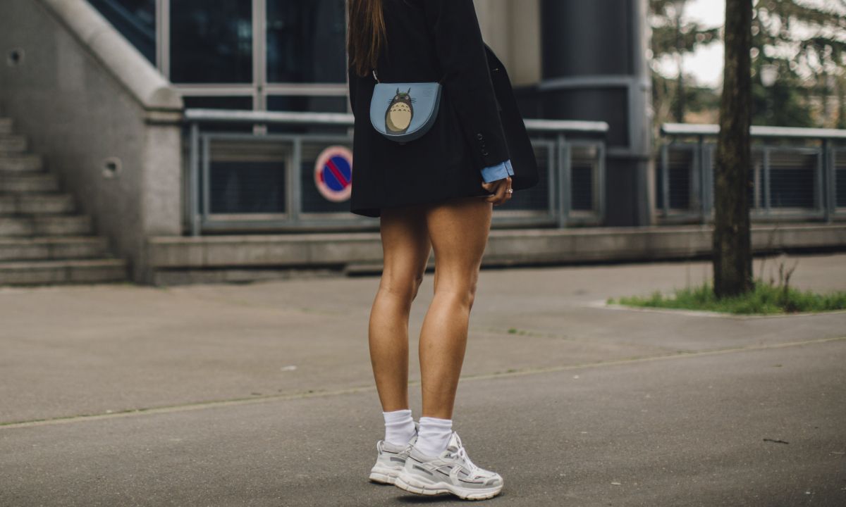 9 τρόποι να φορέσεις τα sneakers φέτος την άνοιξη