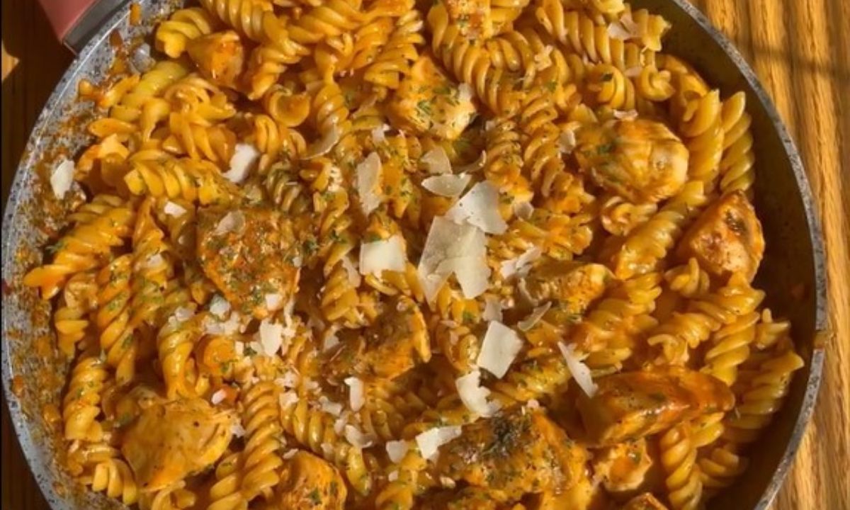 Creamy chicken pasta: Πώς θα φτιάξεις την πιο νόστιμη μακαρονάδα σε χρόνο dt