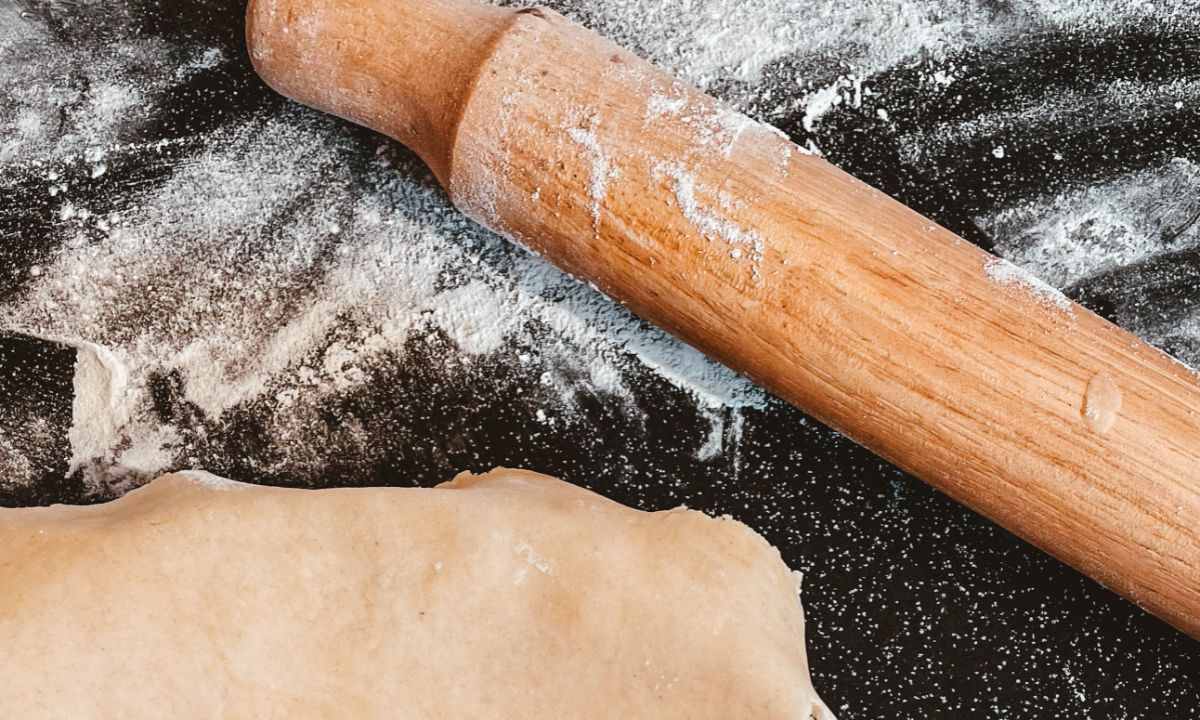 6 υλικά θέλει το ζυμάρι για την τέλεια σπιτική πίτα