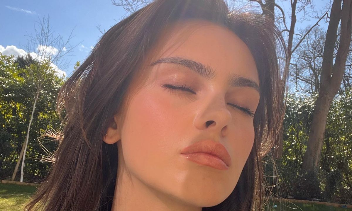 Glossy makeup look: Η τάση που θα δώσει τόση λάμψη όση χρειάζεσαι στο μακιγιάζ σου