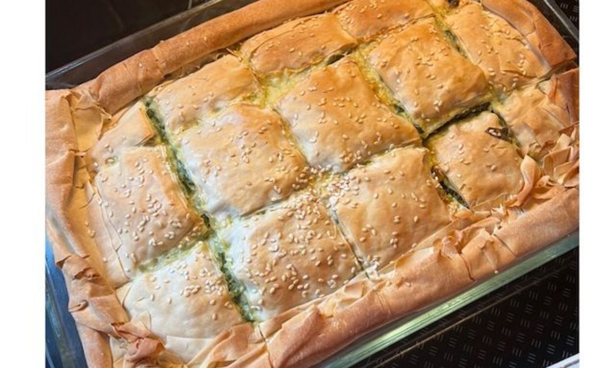 Συνταγή για εύκολη λαχταριστή σπανακόπιτα με φύλλο παραδοσιακό (Γράφει η Majenco)