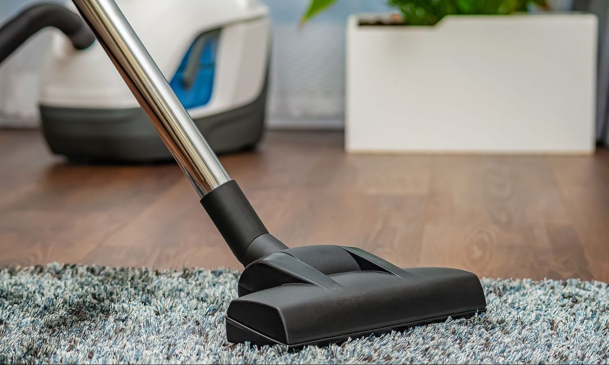 Tips για μαμάδες: Συμβουλές για το σωστό καθάρισμα και μάζεμα χαλιών