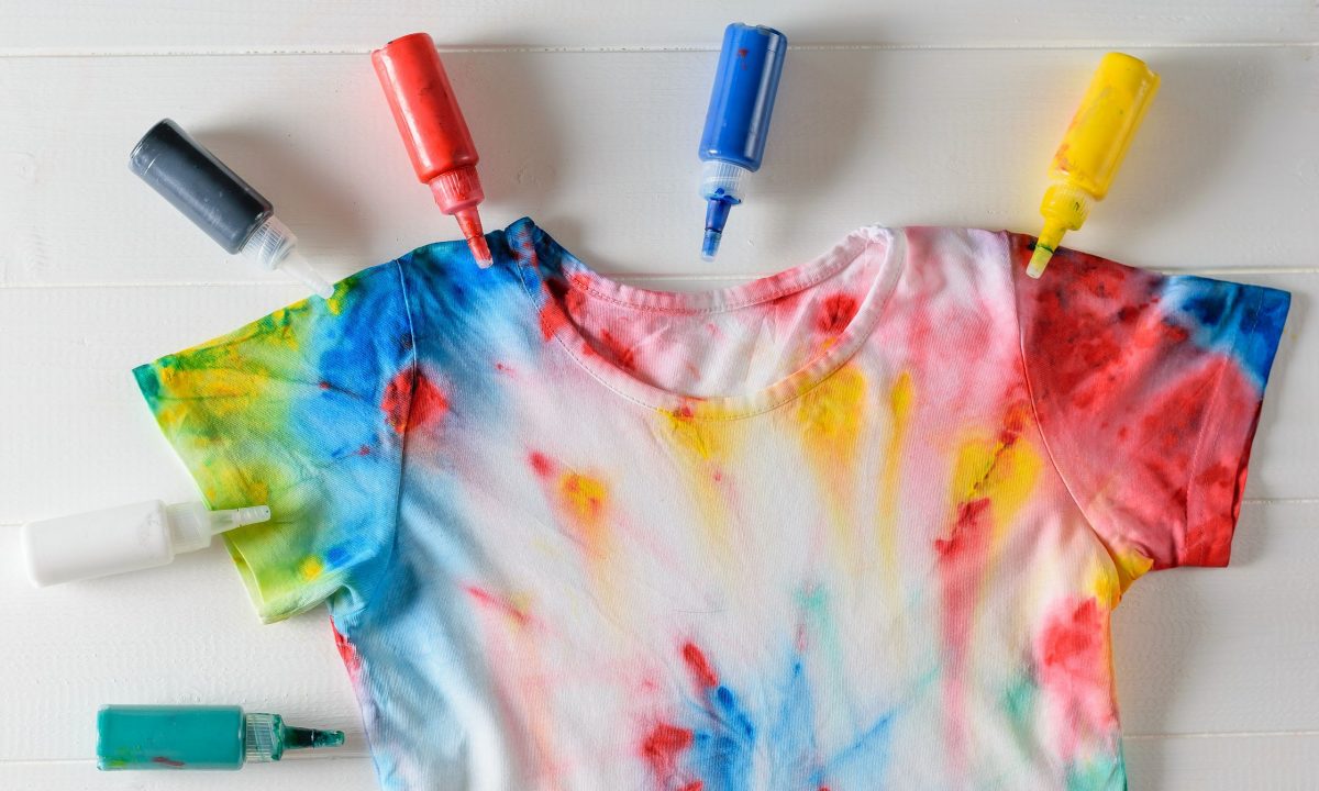 Tips για μαμάδες: Πώς θα φτιάξετε Tie-Dye καλοκαιρινά μπλουζάκια με τα παιδιά