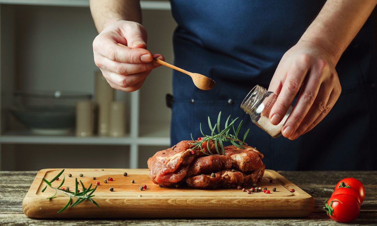 Tips για μαμάδες: Πότε αλατίζουμε το κρέας στο μαγείρεμα;