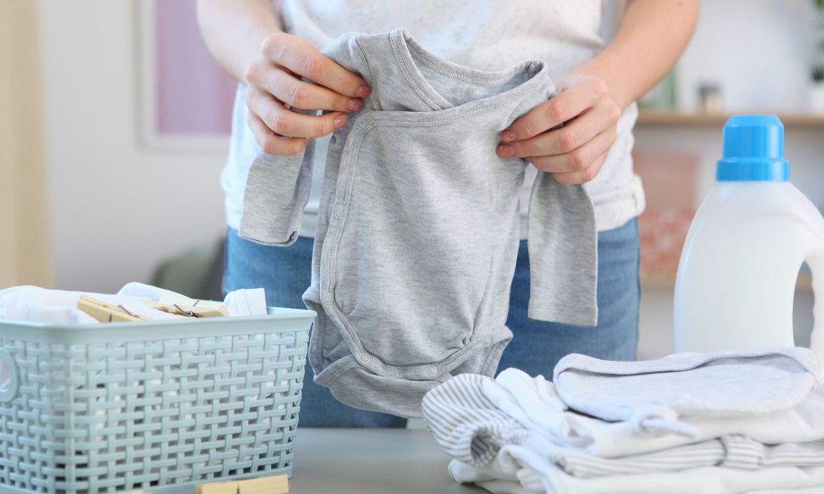 Tips για μαμάδες: Πρέπει να πλένετε τα καινούρια ρούχα; Τι απαντούν οι ειδικοί