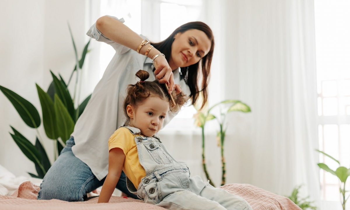 Tips για μαμάδες: Nα γιατί πρέπει να πλένουμε τις βούρτσες μαλλιών μας