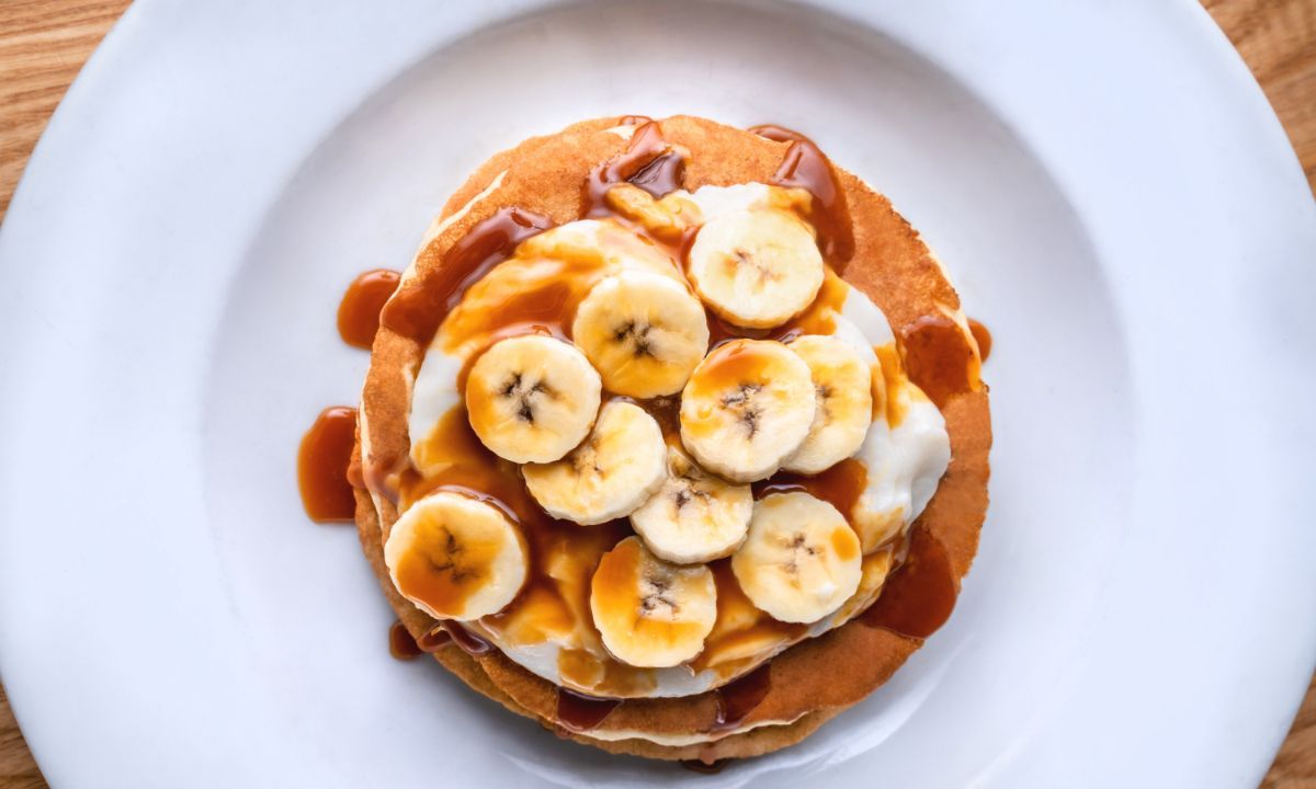 Η πιο εύκολη συνταγή για banana pancakes που θα λατρέψουν τα παιδιά