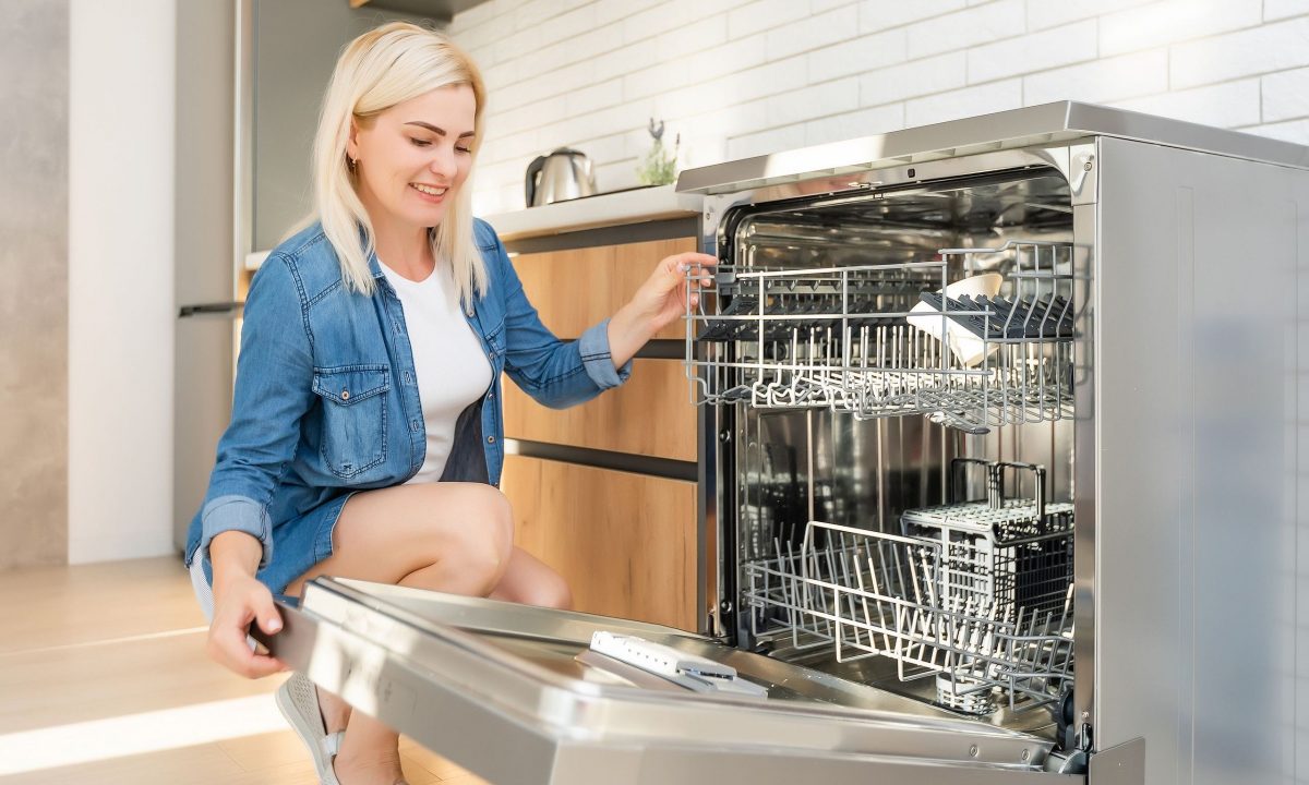 Tips για μαμάδες: Γιατί δεν πρέπει να καθαρίζετε τα πιάτα πριν τα βάλετε στο πλυντήριο