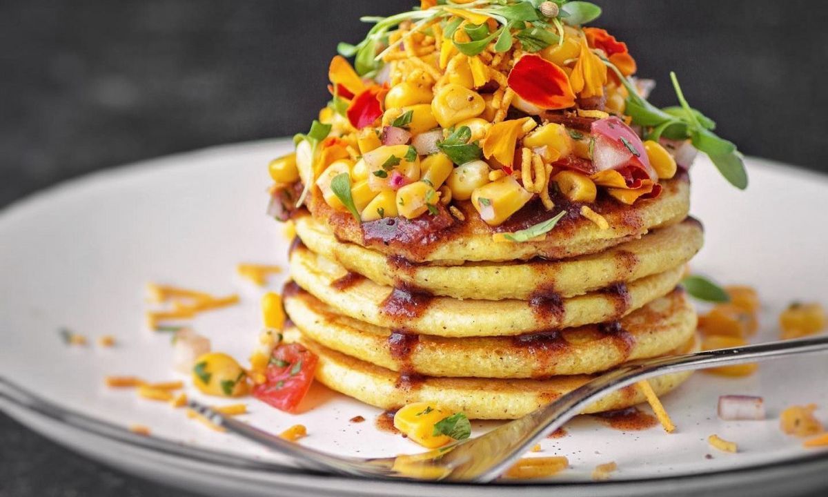 Στη συνταγή για αλμυρά pancakes με αυγό ένα υλικό στη ζύμη κάνει τη διαφορά